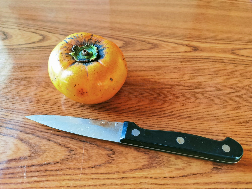 柿と果物ナイフ