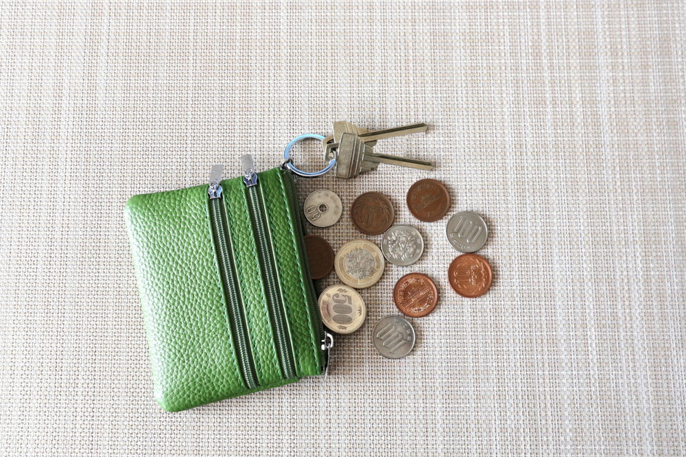 緑色のコインケースと小銭