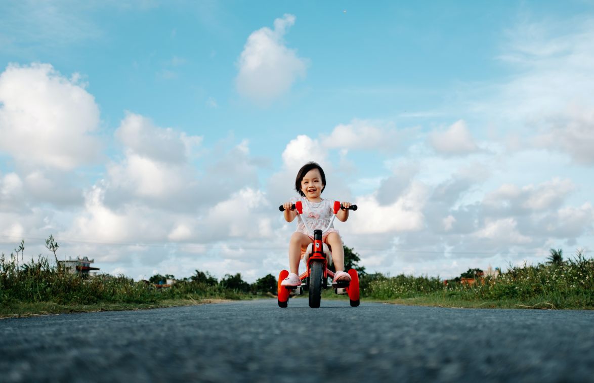 三輪車で遊ぶ子供