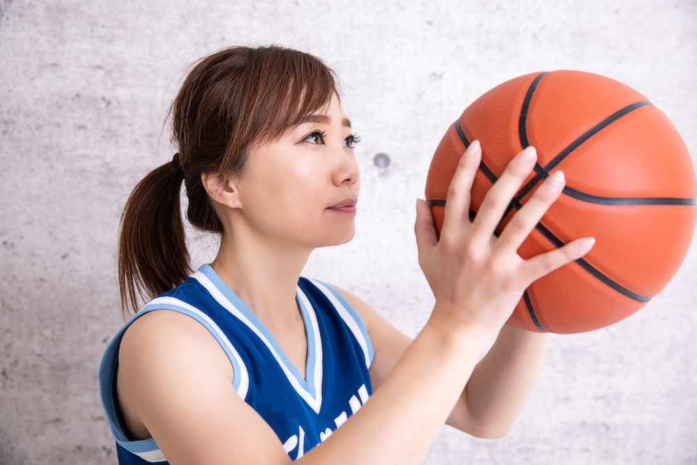 シュートを構える女性バスケットボール選手