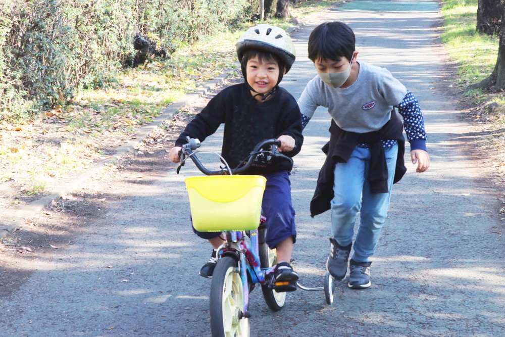 ヘルメットをかぶって自転車練習をする子供