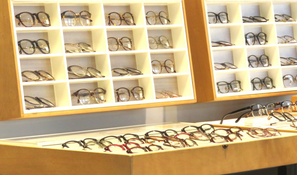 眼鏡屋の店内-並べられたメガネ
