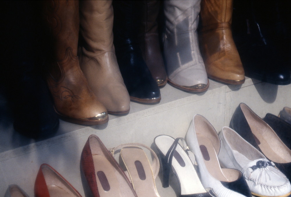 靴屋さんのイメージ写真-並べられた靴