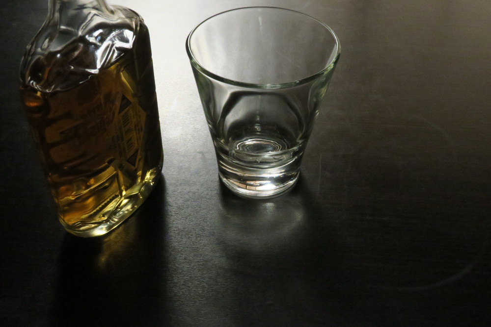 ウイスキーと空のグラス