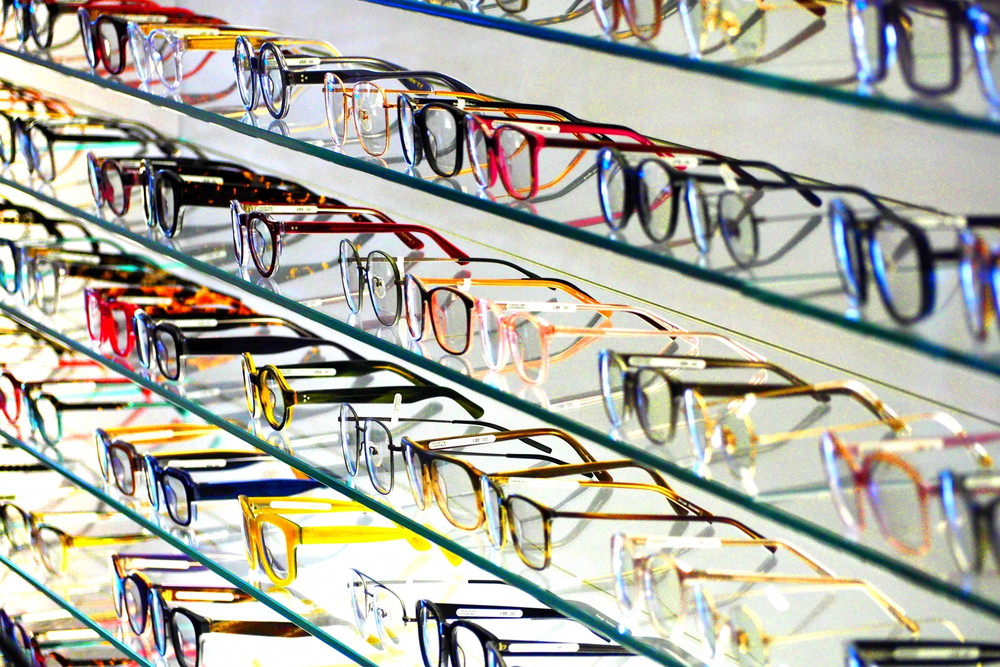 眼鏡屋さんの店内-ショーケースに並ぶメガネ