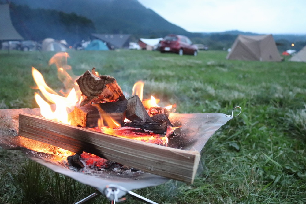 キャンプ場で焚き火をしているシーン
