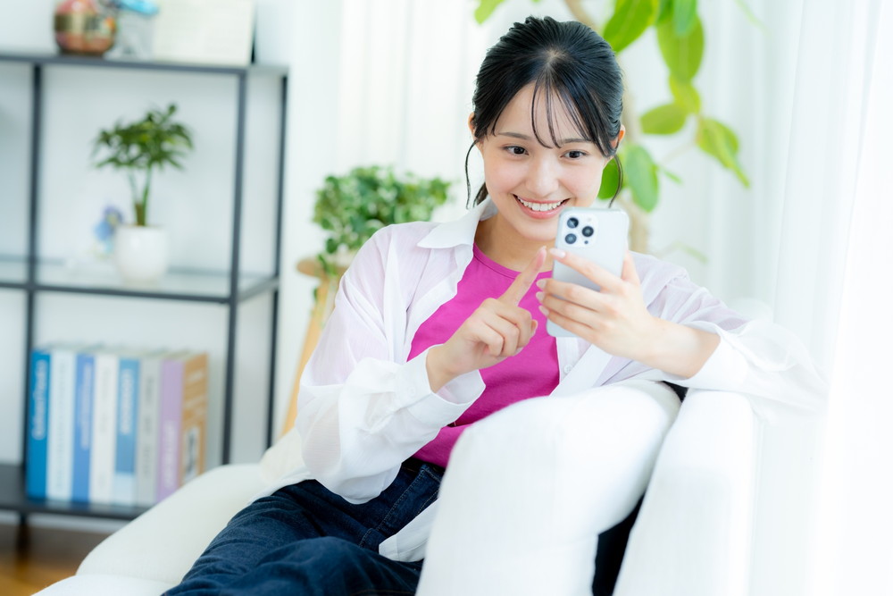 ネットショッピングを楽しむ女性