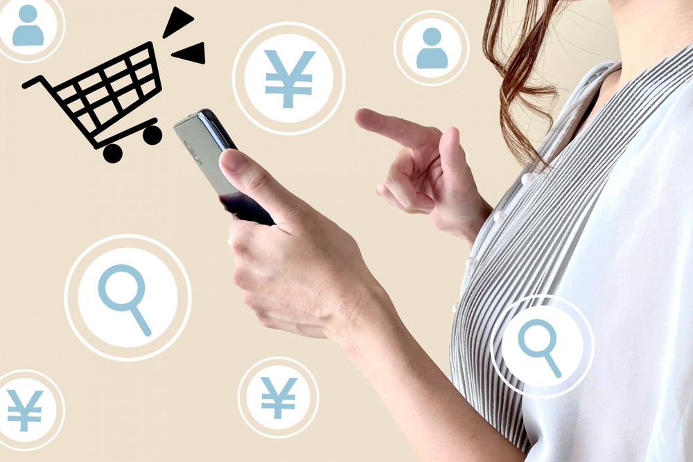 スマホでネットショッピングをする女性の手元